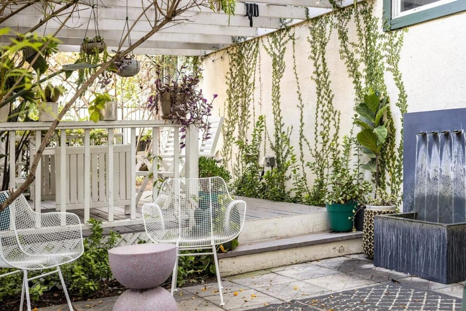 The Whitley Heights Sweet Escape With Jacuzzi and parking Apartment in Hollywood