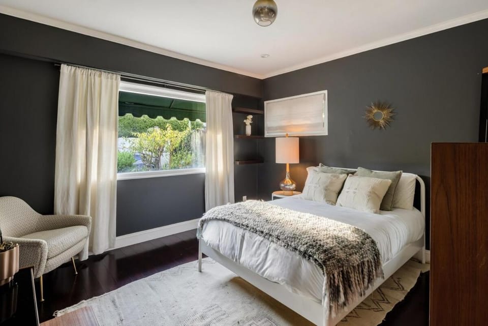 The Whitley Heights Sweet Escape With Jacuzzi and parking Apartment in Hollywood