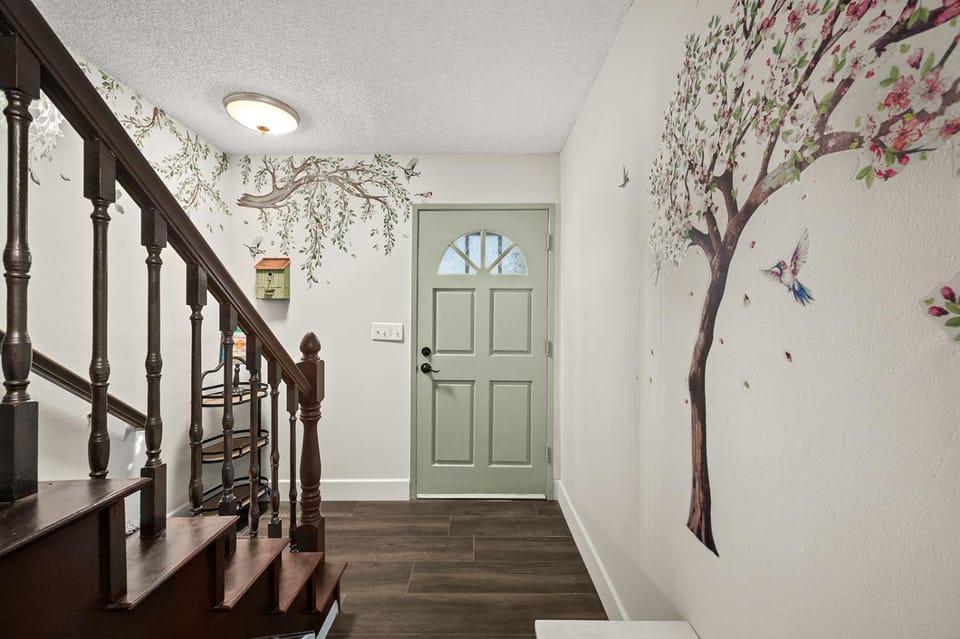 The Quirky Bloom-Whimsical Guest house Apartment in Upland