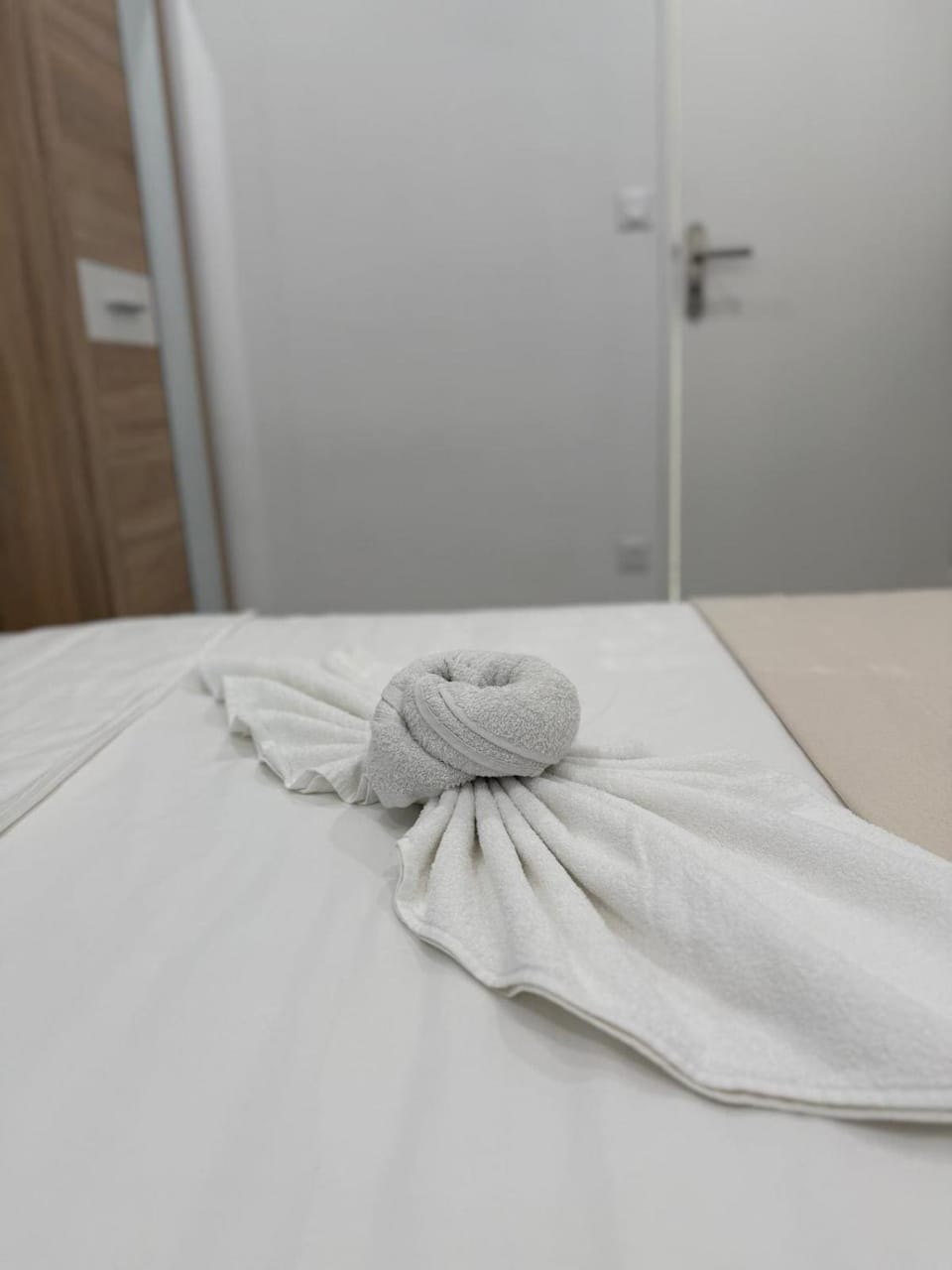 Bed, Bedroom, towels