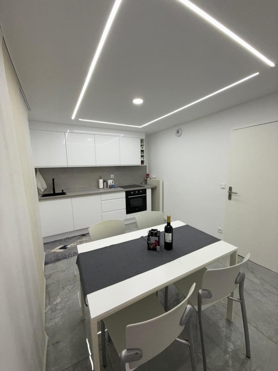 Kitchen or kitchenette, Dining area
