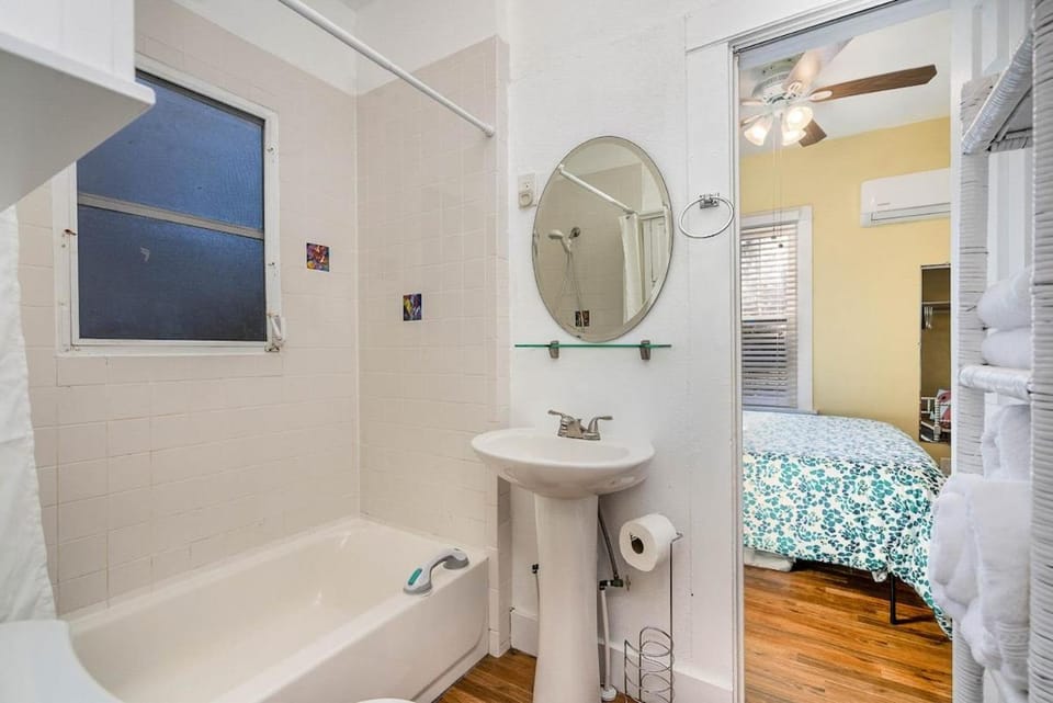 Charming 2Bd 1Bth Cottage near River - Melwood House in Melbourne