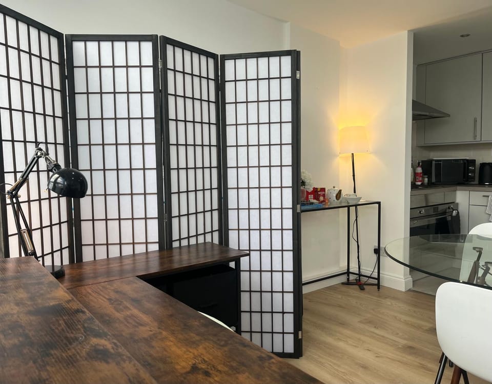 Kitchen or kitchenette, Dining area, minibar, stove