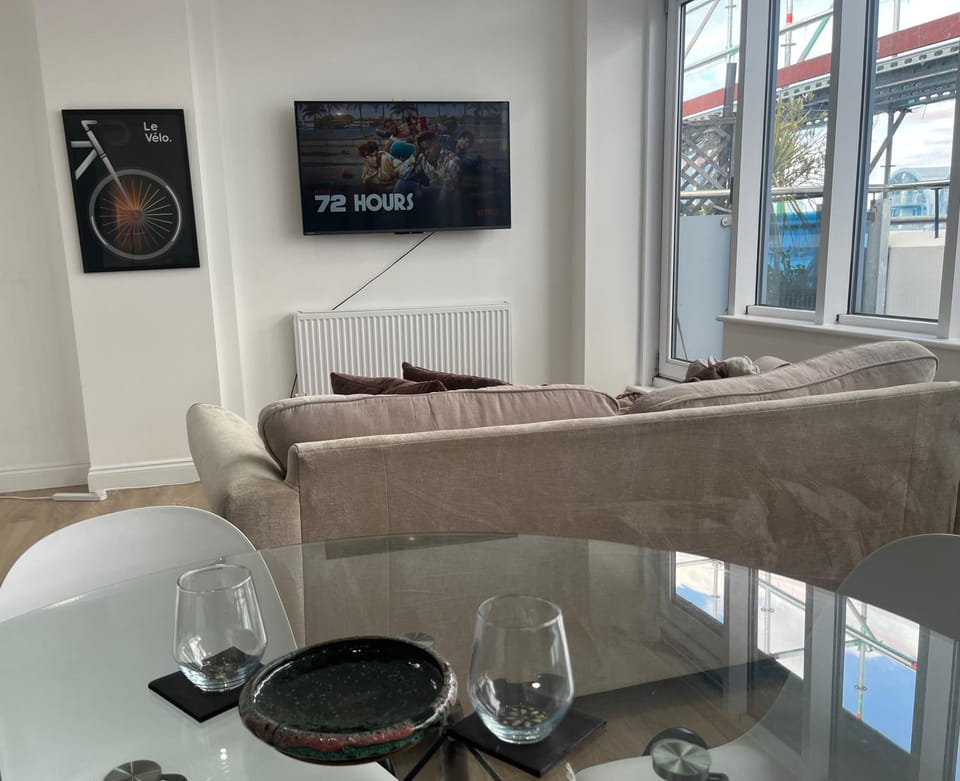 Communal lounge/ TV room, TV and multimedia, Living room, Seating area, Dining area, Evening entertainment