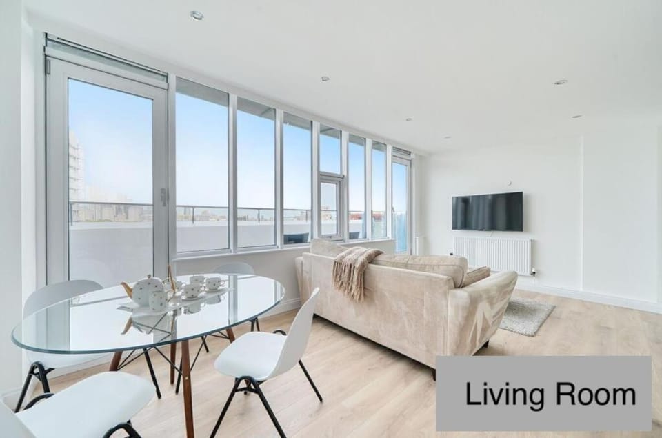 Communal lounge/ TV room, TV and multimedia, Living room, Seating area, Evening entertainment