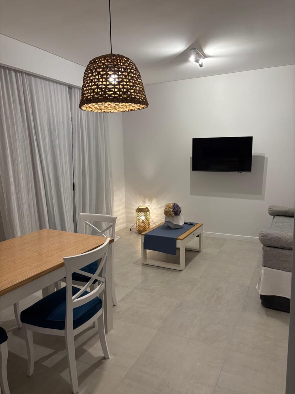 TV and multimedia, Living room, Seating area, Dining area