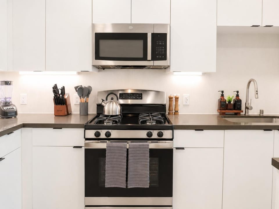 Food close-up, Coffee/tea facilities, Kitchen or kitchenette, Food, dishwasher, microwave, stove, toaster
