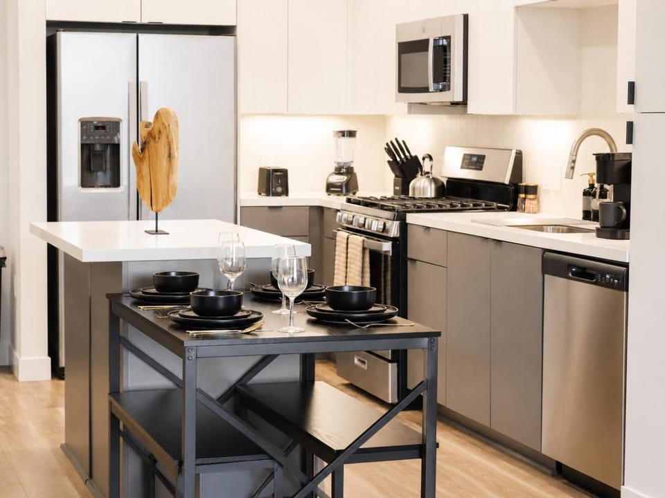 Coffee/tea facilities, Kitchen or kitchenette, Food and drinks, Decorative detail, Dining area, Food, dishwasher, stove, toaster