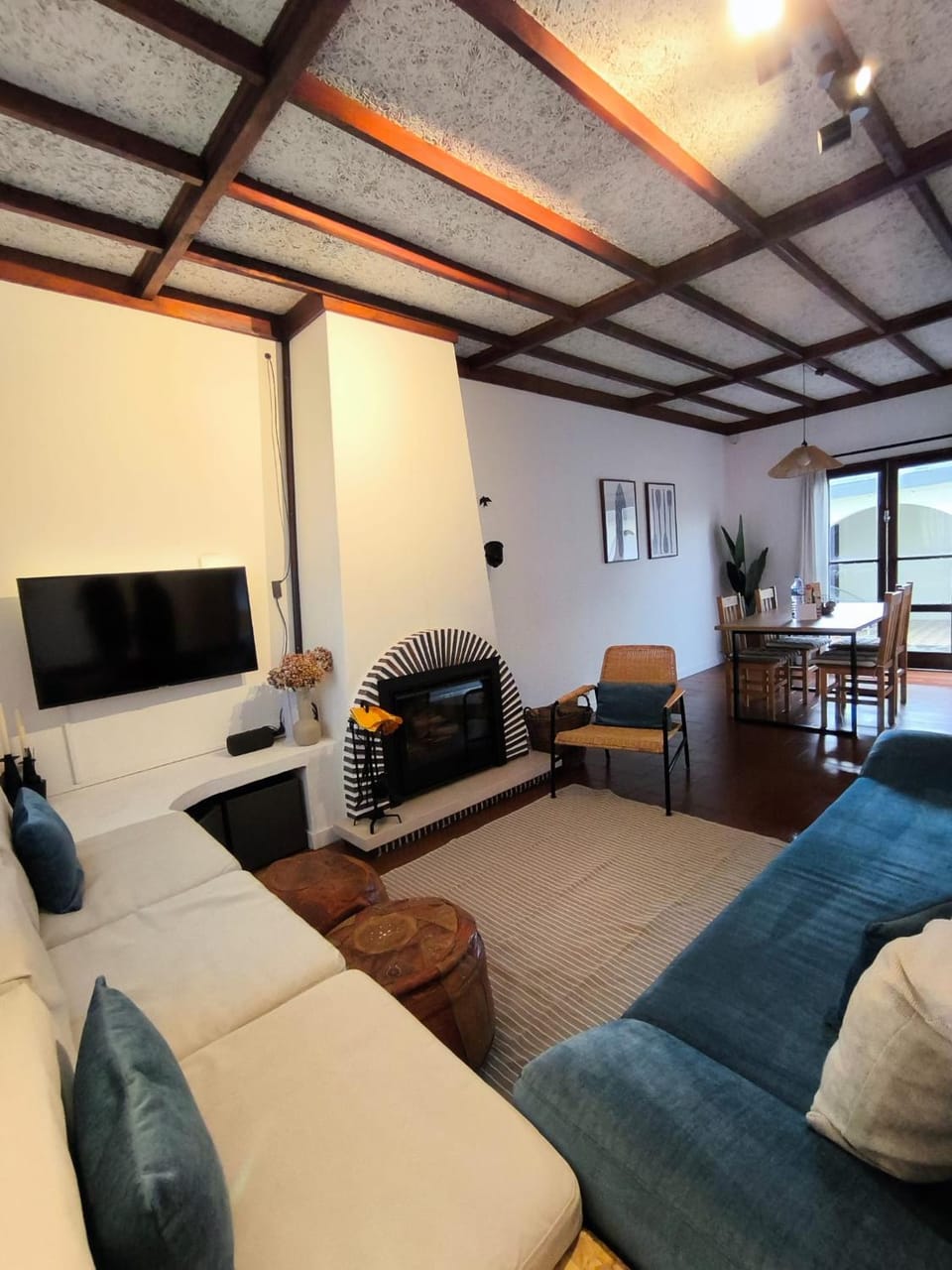 TV and multimedia, Living room, Seating area, Evening entertainment