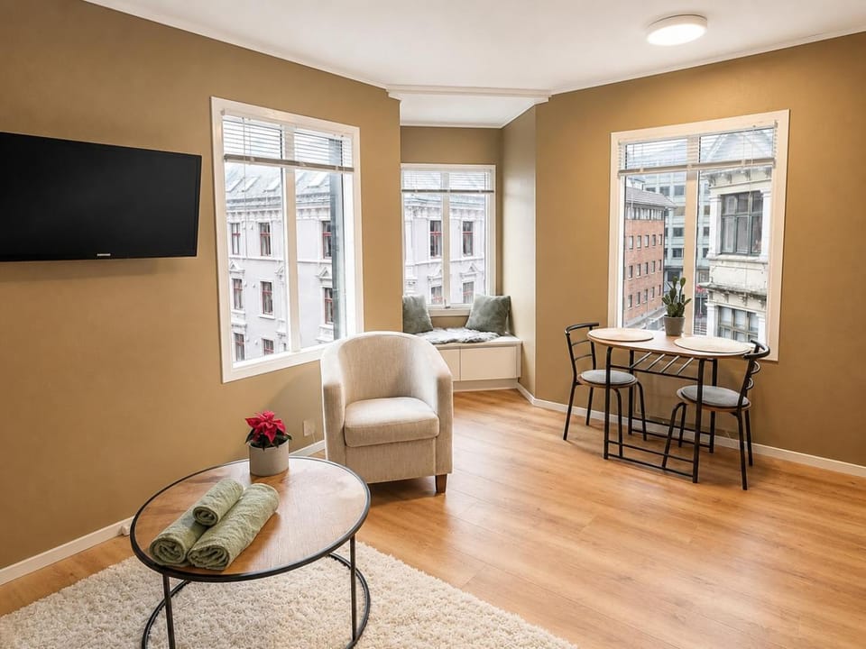 Living room, Seating area, Dining area, Evening entertainment