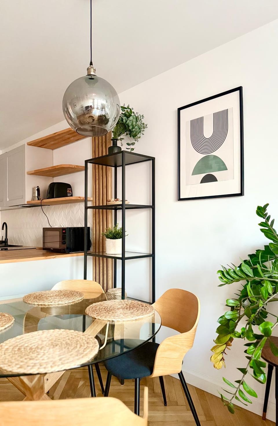Kitchen or kitchenette, Living room, Seating area, Dining area