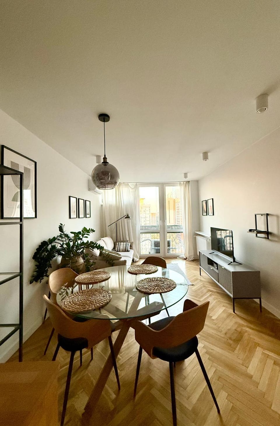 Bed, Living room, Photo of the whole room, Seating area, Dining area, Bedroom