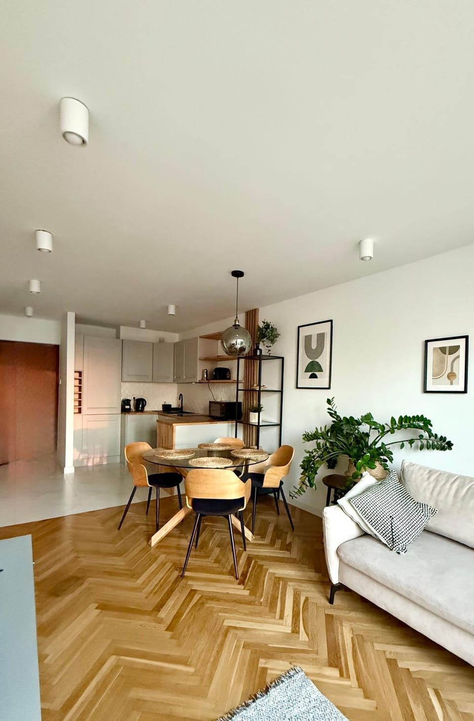 Kitchen or kitchenette, Living room, Seating area, Dining area