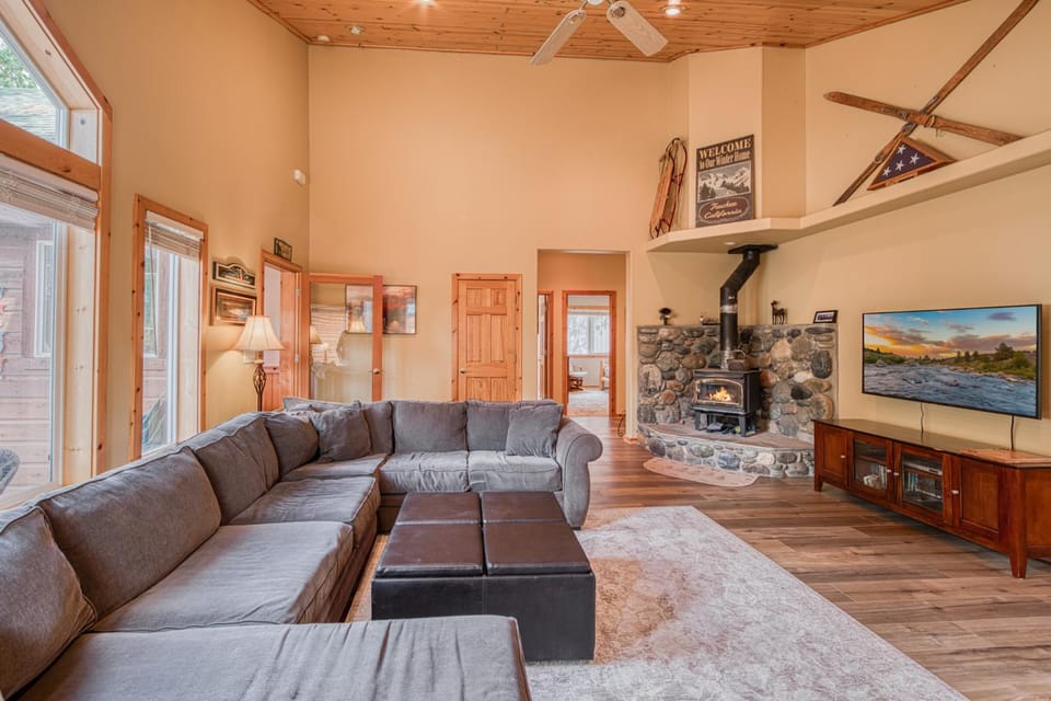 Scarlet Hollow Cabin at Tahoe Donner by Tahoe Getaways - 3BR w HOA Amenities Cabin in Truckee