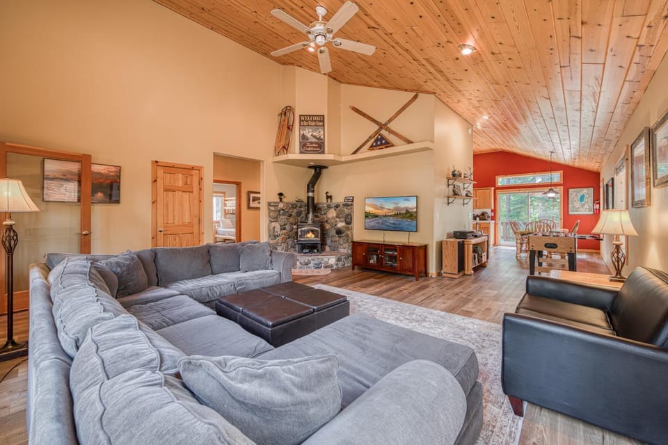 Scarlet Hollow Cabin at Tahoe Donner by Tahoe Getaways - 3BR w HOA Amenities Cabin in Truckee