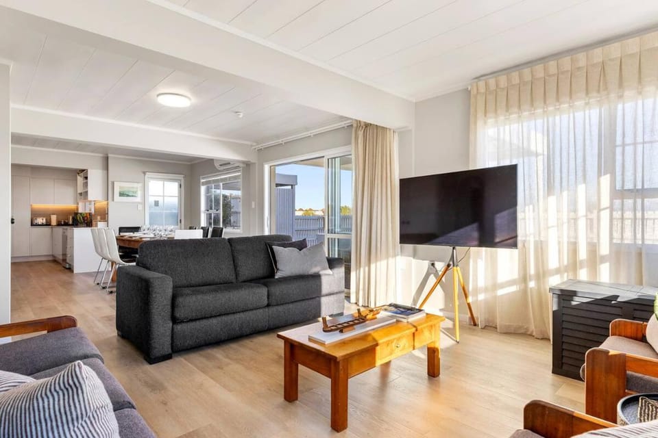 Roberts Street Central 4 Bedroom Sleeps 10 Apartment in Taupo