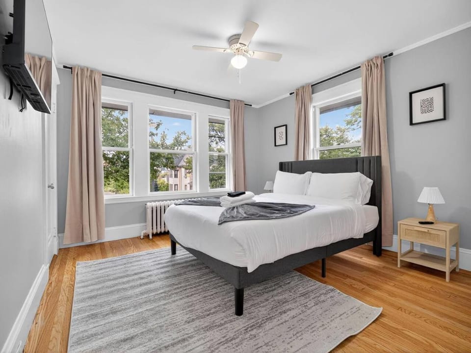 Photo of the whole room, Bedroom