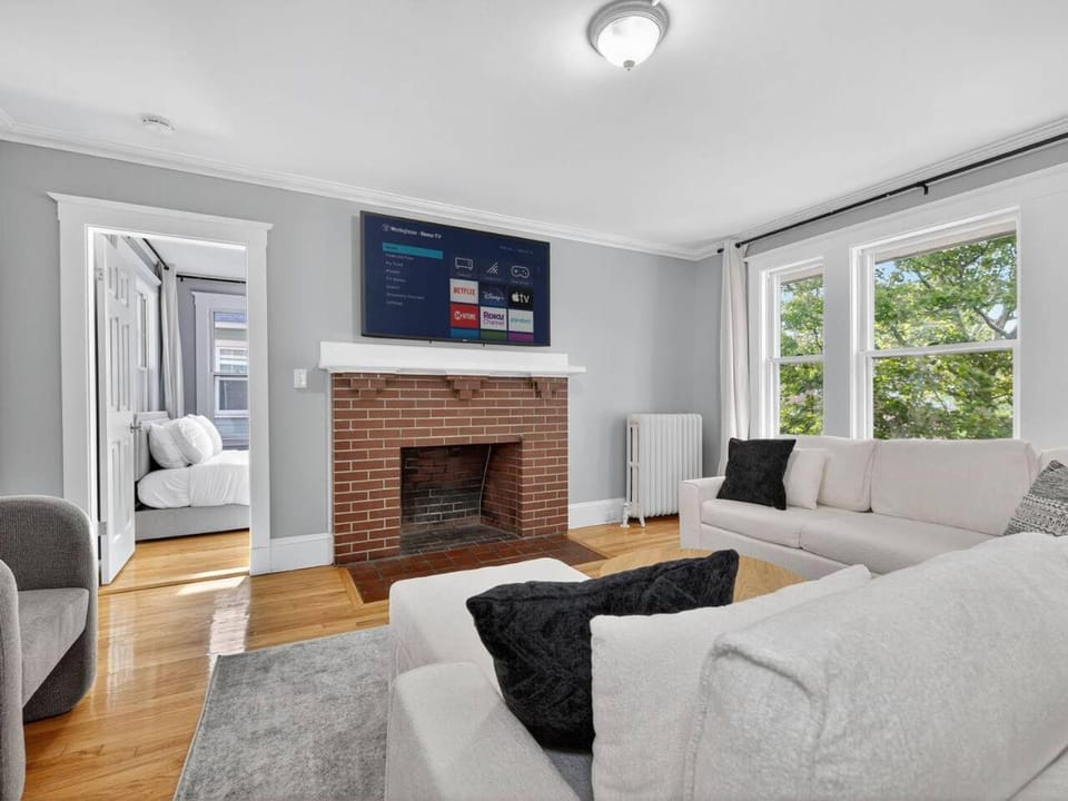 Vintage 5BR apt in Boston with Free Parking Apartment in Allston