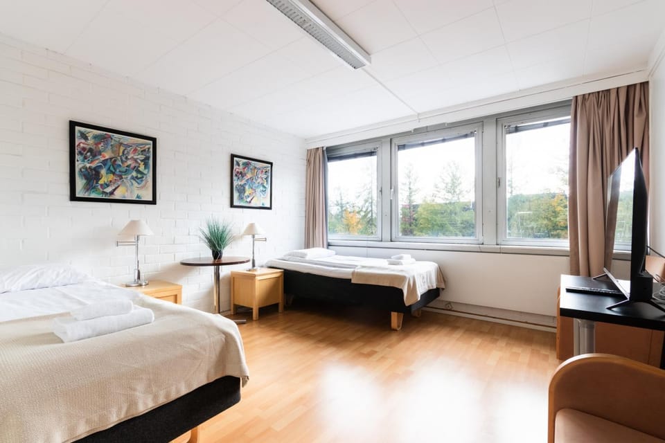 Bed, TV and multimedia, Bedroom