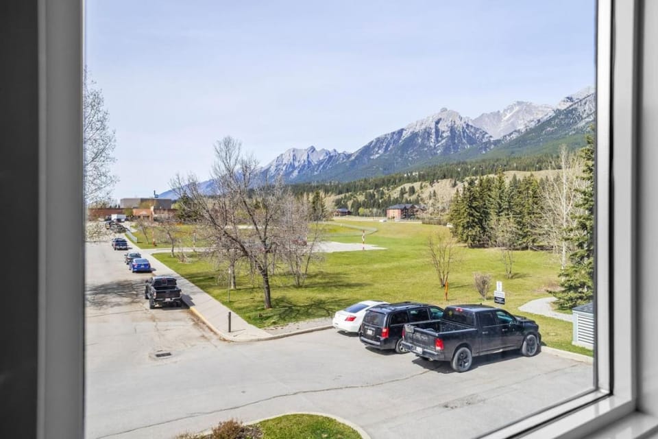 Stylish 1BR Haven in CanmoreDT near Banff Sleeps 4 Apartment in Canmore
