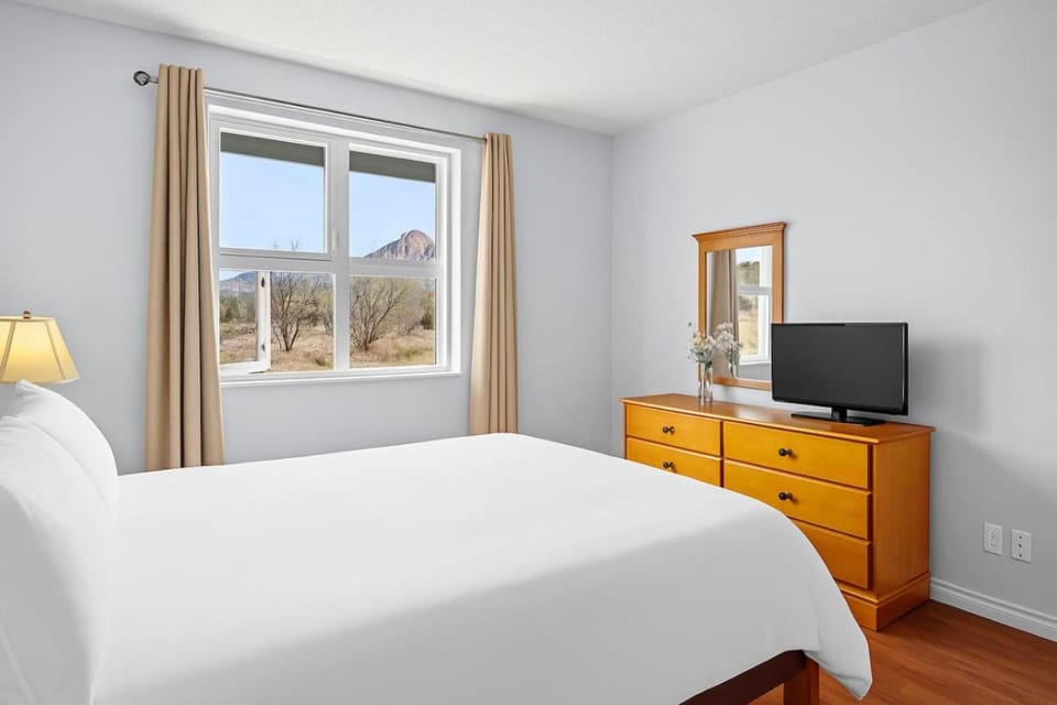 Stylish 1BR Haven in CanmoreDT near Banff Sleeps 4 Apartment in Canmore