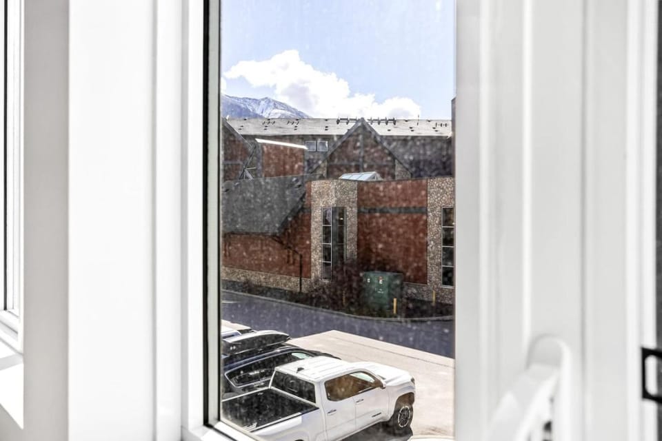 Mini Getaway with Mountain Views Near Banff Apartment in Canmore