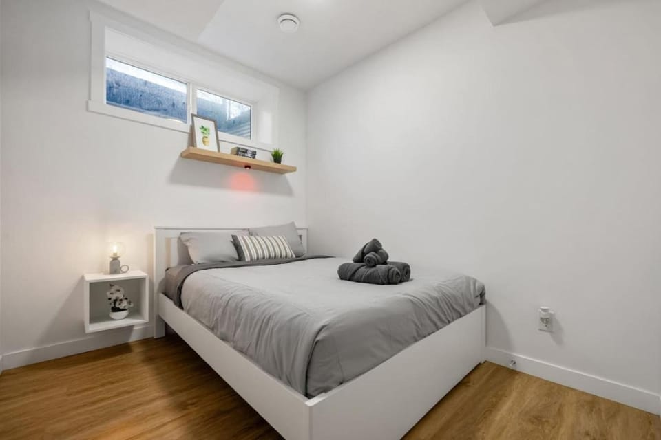Modern 2BR Private Suite Near Calgary Airport House in Calgary