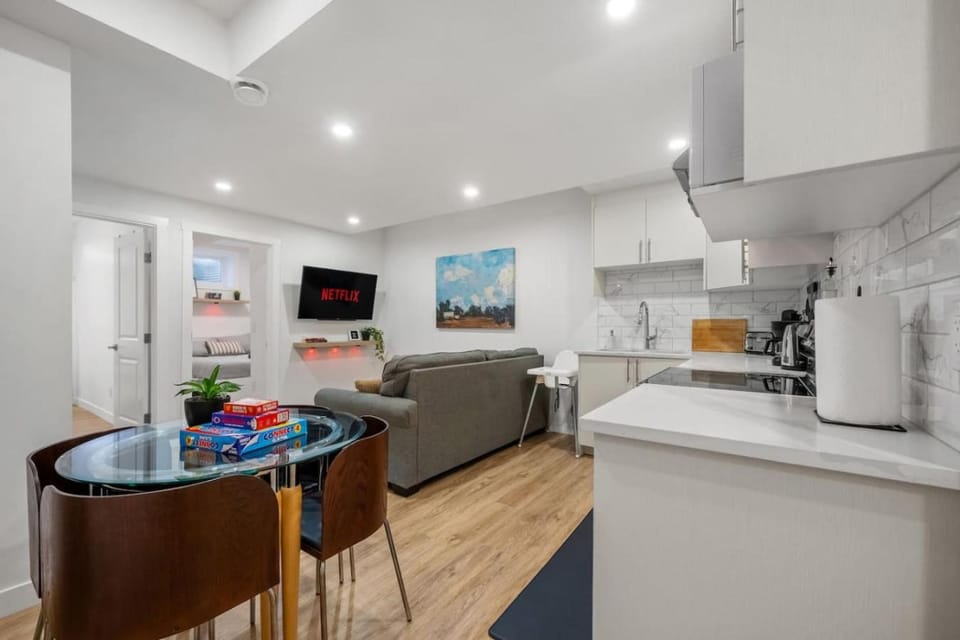 Modern 2BR Private Suite Near Calgary Airport House in Calgary