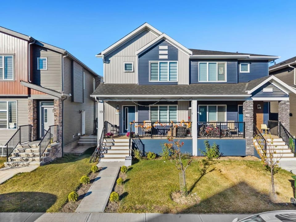 Modern 2BR Private Suite Near Calgary Airport House in Calgary