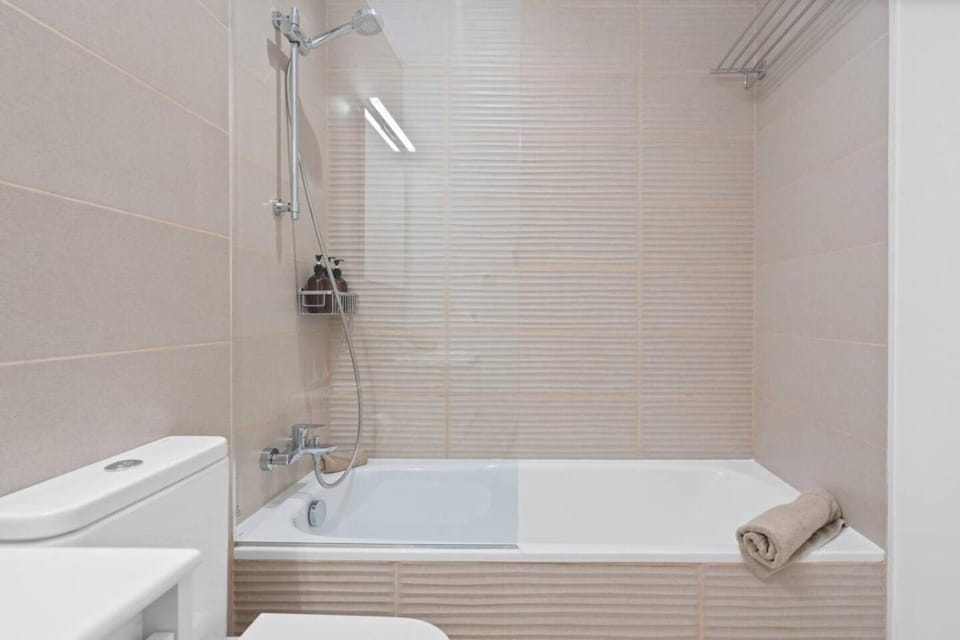 Shower, Toilet, Bathroom, Bath, towels