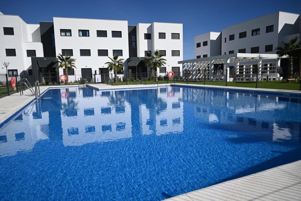 Property building, Day, Swimming pool, sunbed