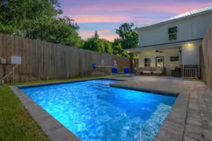 Towne Treasures A ~ Brand-New Luxe Coastal Retreat with Private Cocktail Pool House in Laguna Beach