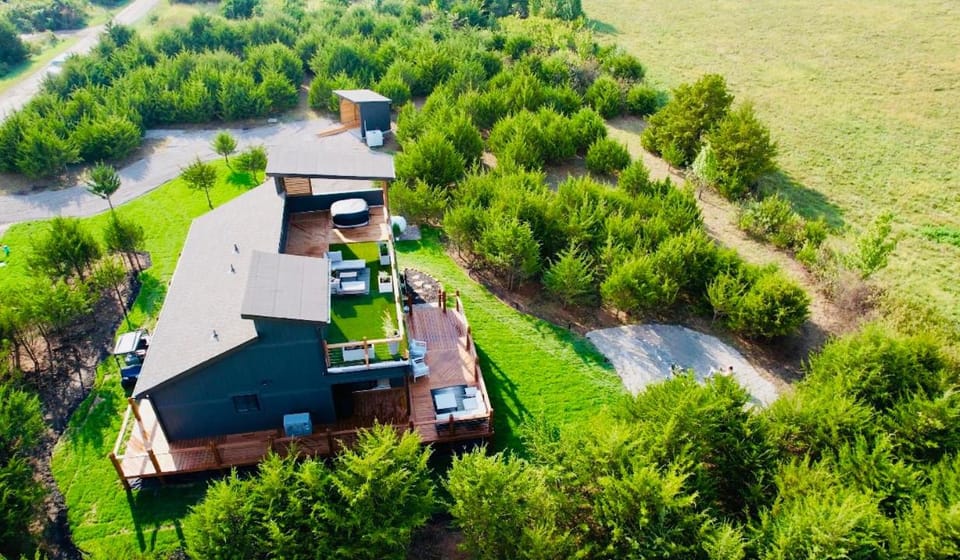 Property building, Spring, Day, Neighbourhood, Natural landscape, Bird's eye view, Garden, Hot Tub, Hot Tub, Balcony/Terrace, Garden view, Parking