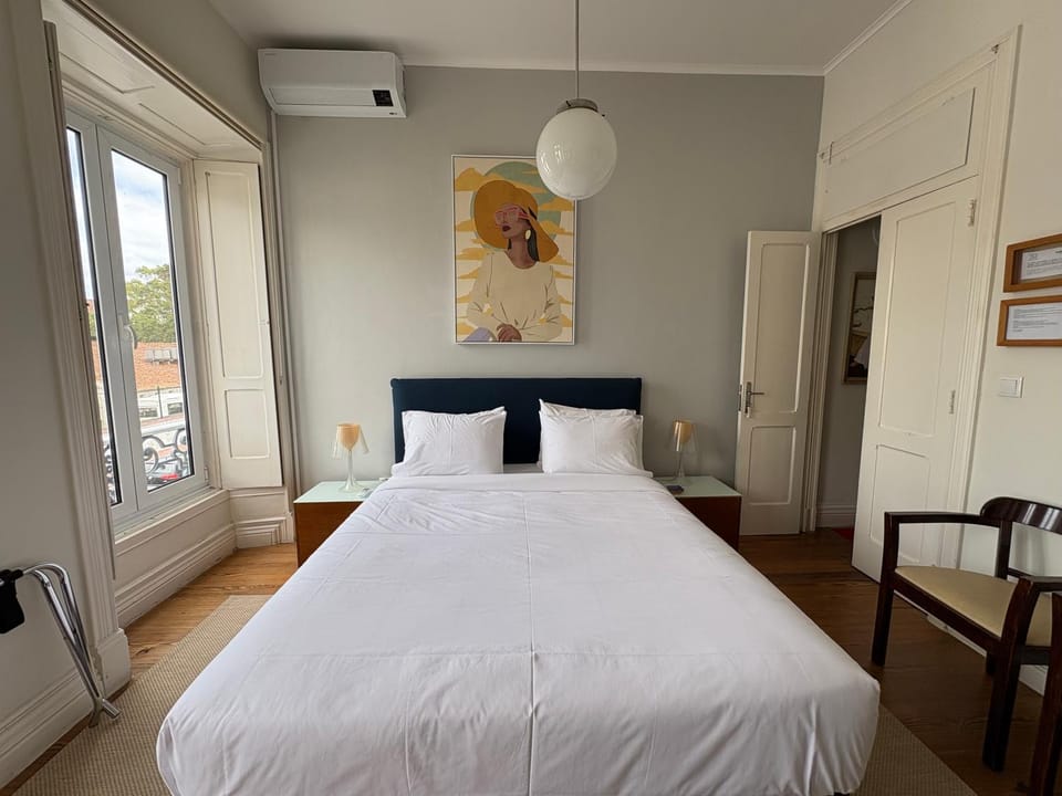 Bed, air conditioner