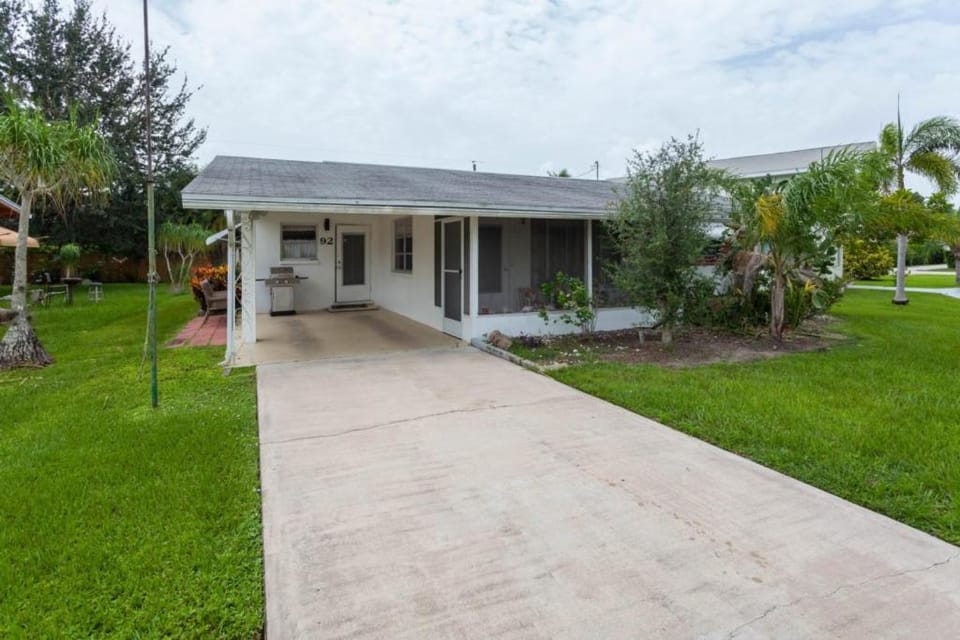 Sun, Sand & Savings - Bonita Cozy Cottage Escape Bed and Breakfast in North Naples