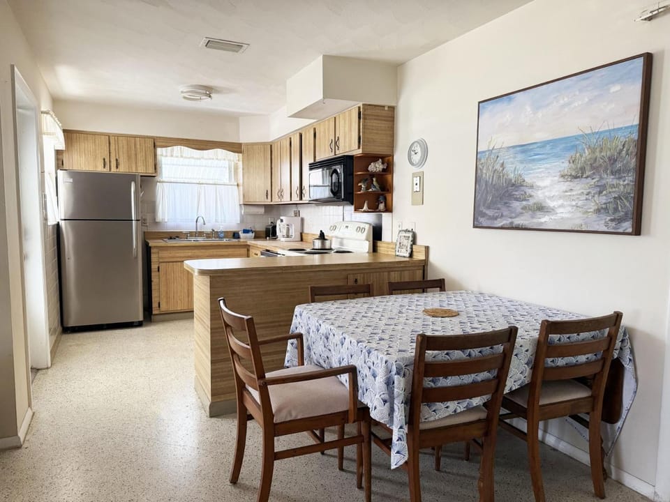 Sun, Sand & Savings - Bonita Cozy Cottage Escape Bed and Breakfast in North Naples