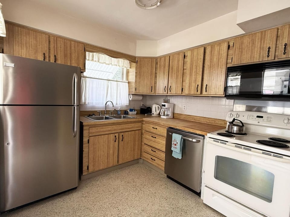 Sun, Sand & Savings - Bonita Cozy Cottage Escape Bed and Breakfast in North Naples