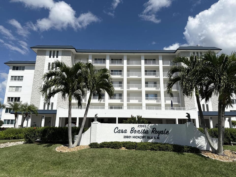 2BR - Dolphins & Bay Views Just Steps to Beach Apartment in Bonita Springs