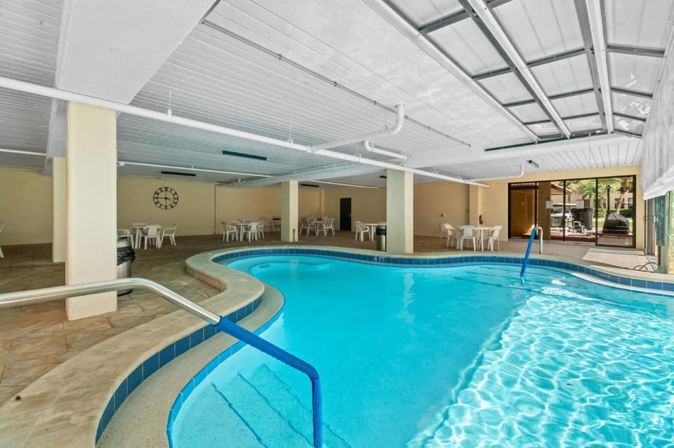 Tortuga – 2BR on Beach, Heated Pool & Sauna Apartment in Florida