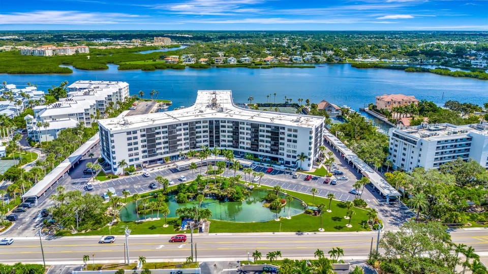 Luxury Bayside Condo – Pool, Tennis & Marina Apartment in Siesta Beach