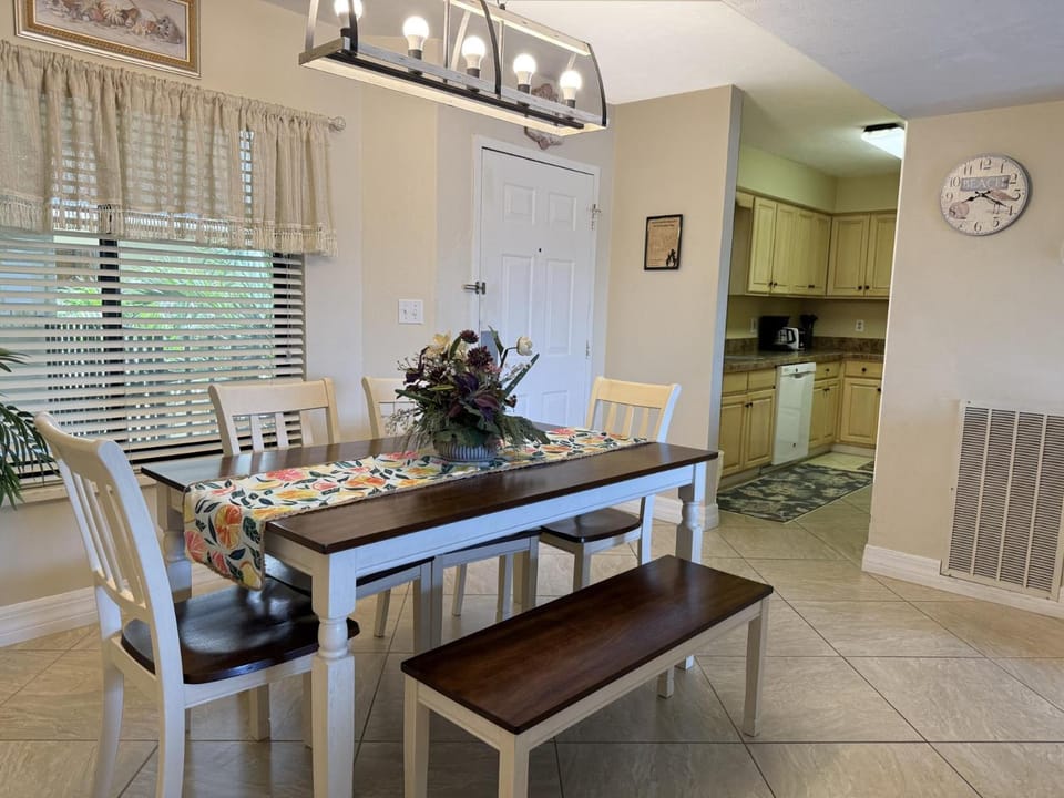 Santa Maria • Beach & Boating Getaway • Sleeps 8 Apartment in Estero Island