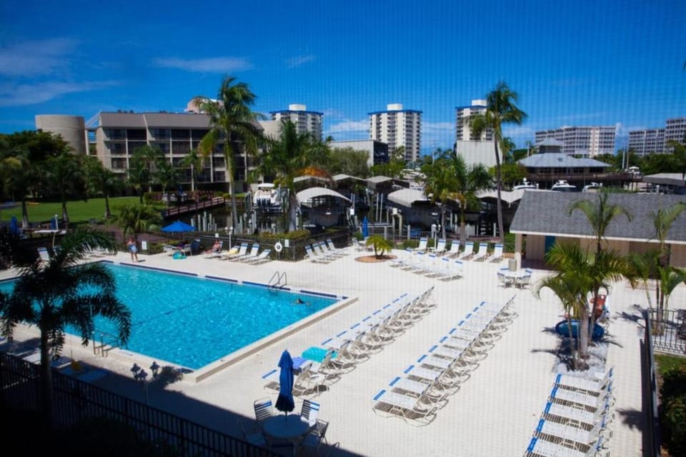Santa Maria • Beach & Boating Getaway • Sleeps 8 Apartment in Estero Island