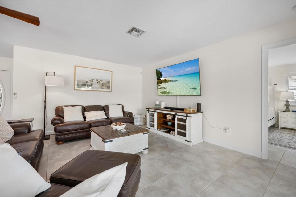 3BR Waterfront Home – Heated Saltwater Pool & Dock Bed and Breakfast in Punta Gorda