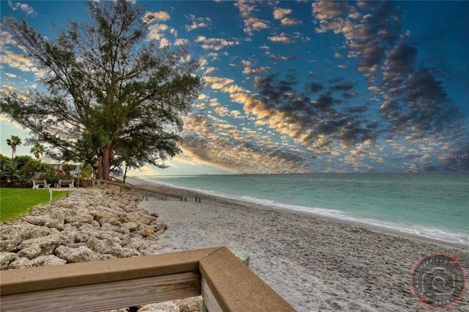 Sunsets & Seabreeze - Stay Gulfside at Tamarind Apartment in Manasota Key