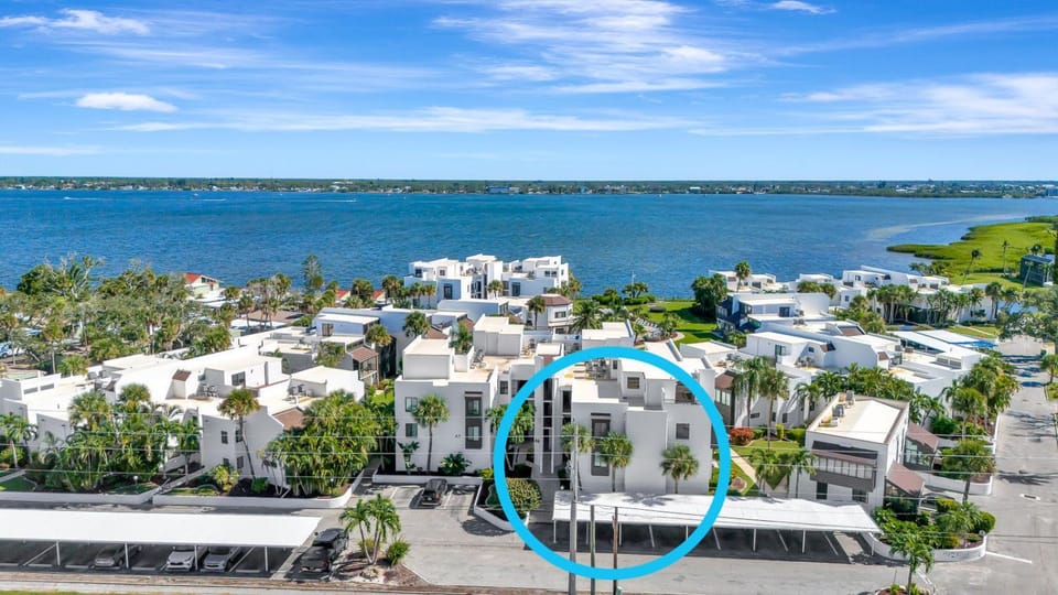 Relax at Tamarind – 2BR End Unit by Beach & Bay Apartment in Manasota Key