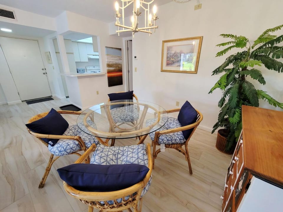 Peaceful Escape – Walk to Pool, Bay & Beach Apartment in Manasota Key