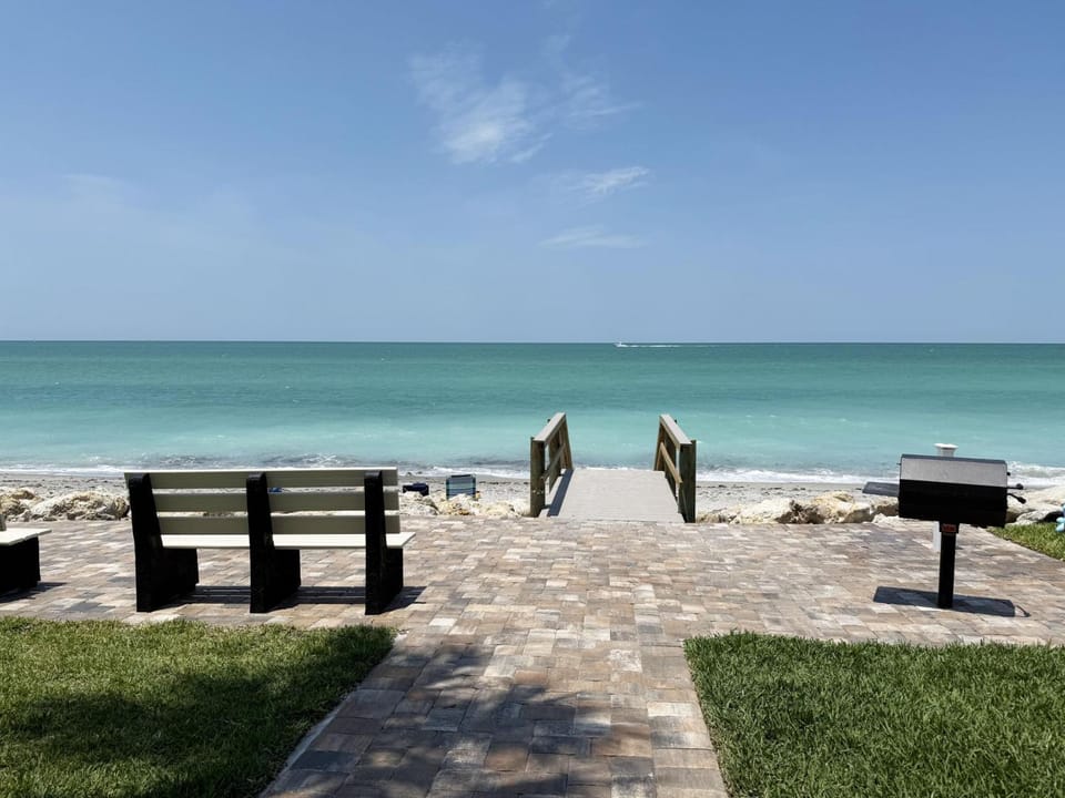 Rooftop Vibes – 2BR Loft in Tamarind on Manasota Apartment in Manasota Key