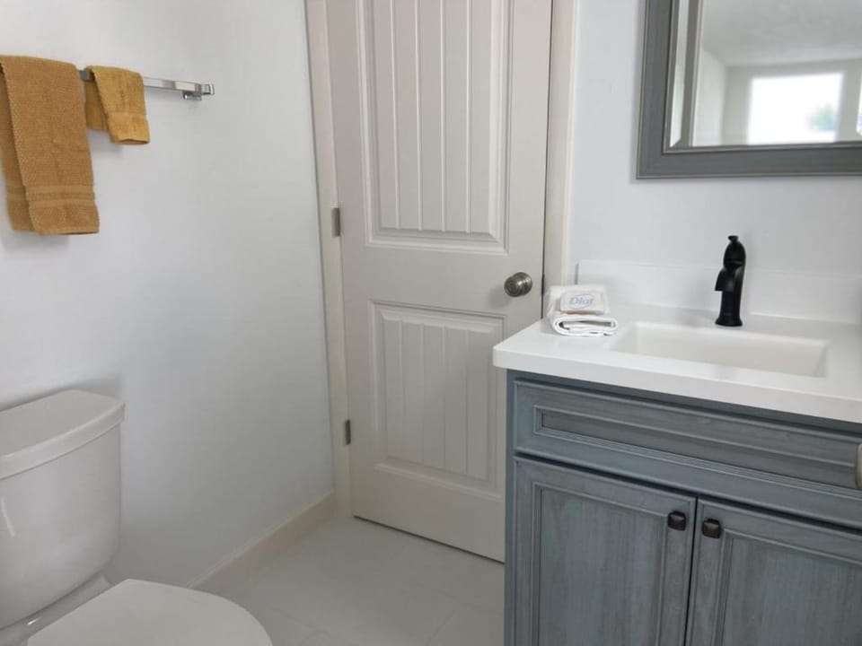 Tamarind Loft – Rooftop Deck & Bay Views Apartment in Manasota Key