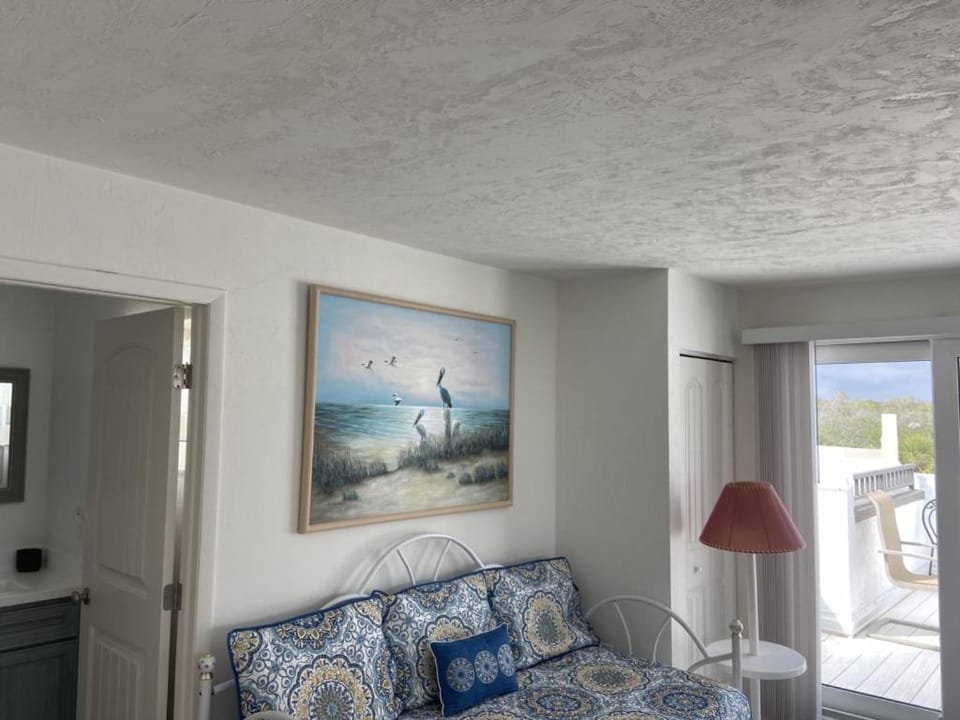 Tamarind Loft – Rooftop Deck & Bay Views Apartment in Manasota Key
