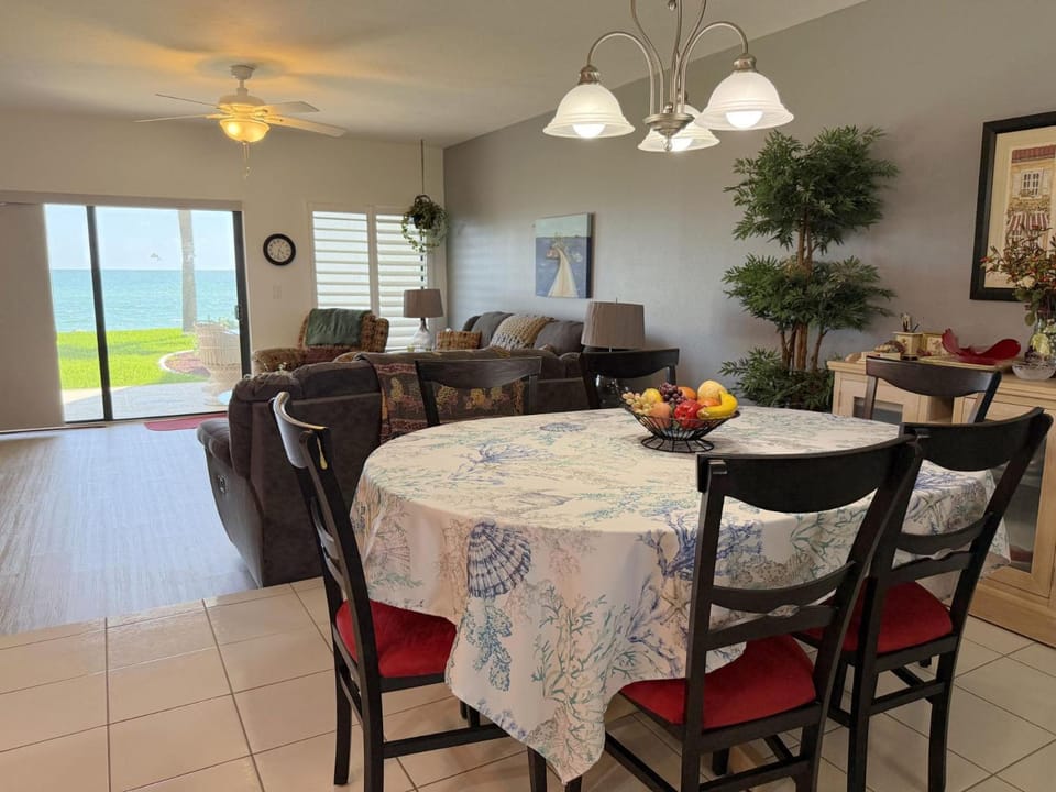 Direct Gulf Views - Beachfront Stay at Tamarind Apartment in Manasota Key